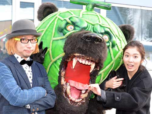 左から増田セバスチャン、ゆうばりのゆるキャラ「メロン熊」、松岡茉優