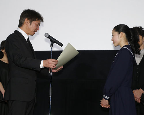 卒業証書を授与する成島出監督（左）と藤野涼子（右）