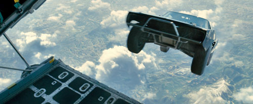 まさにSKY MISSION！ スーパーカーが空を舞う！？
『ワイルド・スピード SKY MISSION』
(C) 2014 Universal Pictures