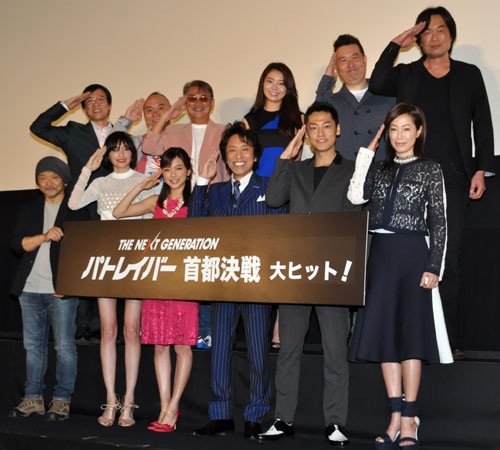 前列左から押井守監督、太田莉菜、真野恵里菜、筧利夫、福士誠治、高島礼子。後列左からしおつかこうへい、堀本能礼、千葉繁、森カンナ、田尻茂一、藤木義勝