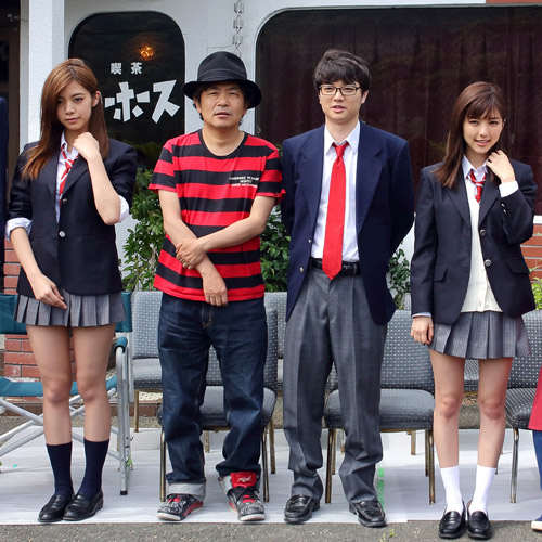 左から池田エライザ、園子温監督、染谷将太、真野恵里菜