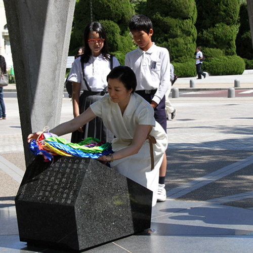 千羽鶴を平和記念公園内にある原爆の子の像に奉納する鈴木京香