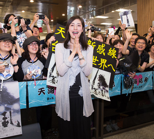 天海祐希（中央）と彼女を空港で熱烈歓迎する台湾のファン
