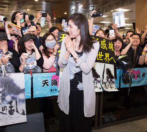 天海祐希（中央）と彼女を空港で熱烈歓迎する台湾のファン