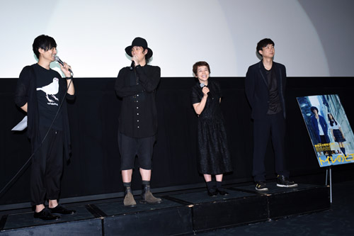 左2人目から野田洋次郎、大竹しのぶ、松永大司監督