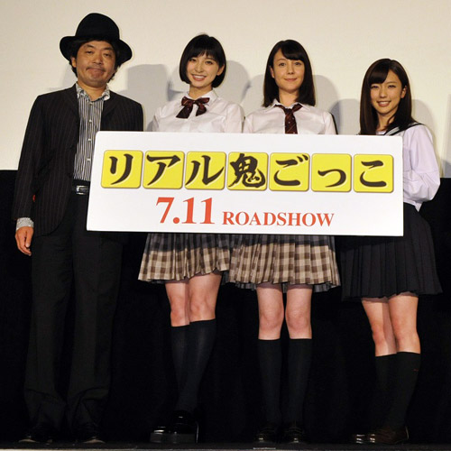 左から園子温監督、篠田麻里子、トリンドル玲奈、真野恵里菜