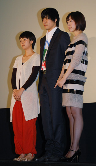 『ウルトラミラクルラブストーリー』初日舞台挨拶にて。左から横浜聡子監督、松山ケンイチ、麻生久美子
