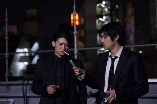 『闇金ドッグス』より。高岡奏輔（左）と山田裕貴（右）
(C) 2015「闇金ドッグス」製作委員会