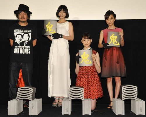左から園子温監督、篠田麻里子、トリンドル玲奈、真野恵里菜