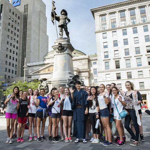 プラスダルム広場でカナダ女子中学生に囲まれる瀬戸康史