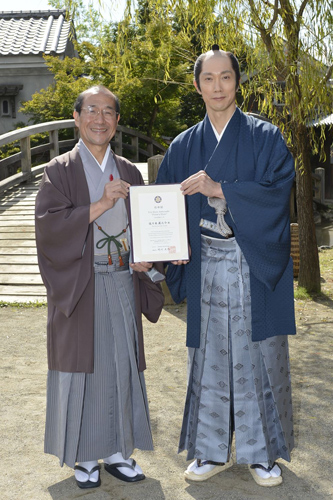門川大作京都市長（左）と佐々木蔵之介（右）