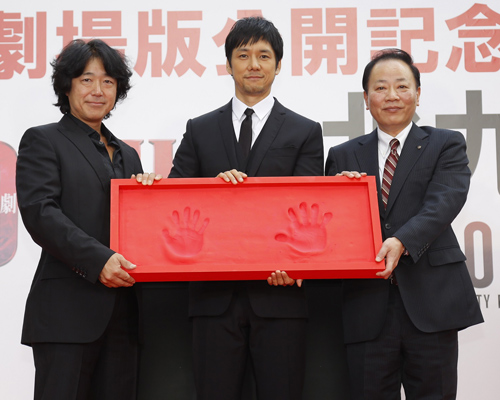 左から羽住英一郎監督、西島秀俊、梅本和秀北九州副市長