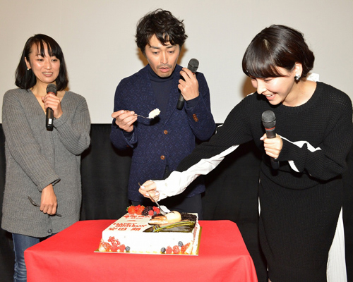 左から横浜聡子監督、安田顕、麻生久美子