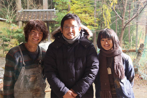 映画『太陽』撮影中のオフショット。左から神木隆之介、入江悠監督、門脇麦
