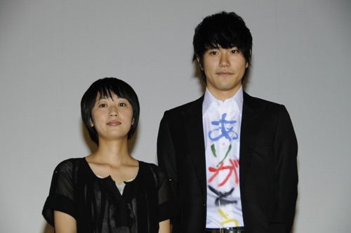 松山ケンイチ（右）と横浜聡子監督（左）
