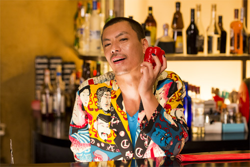渚も通うビーンズバーのゲイのマスター・ヤッさん役を演じるRIP SLYMEのSU
(C) 2016映画「にがくてあまい」製作委員会 (C) 小林ユミヲ／マッグガーデン