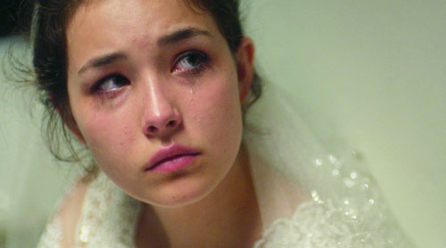ウエディングドレスに隠された涙の理由とは…？
『裸足の季節』
6月11日より公開中
2015 CG CINEMA - VISTAMAR Filmproduktion - UHLANDFILM - Bam Film - KINOLOGY