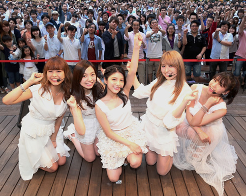写真左から吉井香奈恵、村田寛奈、川島海荷、佐武宇綺、西脇彩華