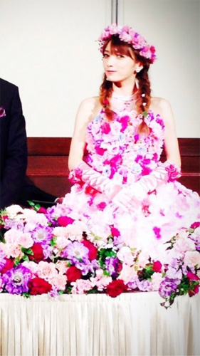 「このお花いっぱいのラプンツェルみたいなドレスは、LOVEマシーンの衣装からお世話になっている衣装さんに作ってもらったの！」