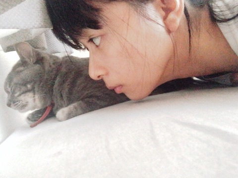 芳根京子と愛猫ミルさんの寝起き2ショット写真