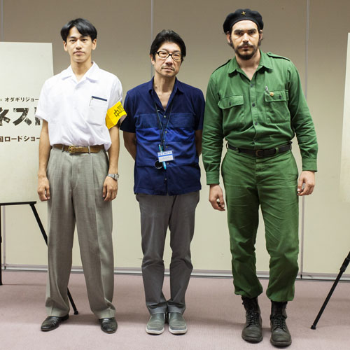左から永山絢斗、阪本順治監督、ホワン・M・バレロ