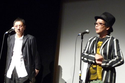 ニューヨークアジア映画祭クロージングで舞台挨拶する園子温監督（右）と奥田瑛二（左）