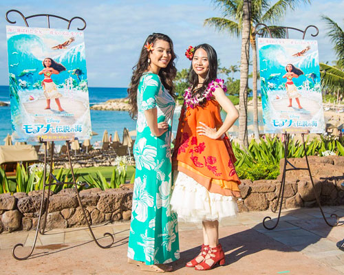 『モアナと伝説の海』の英語版でモアナ役をつとめるアウリィ・カルバーリョ（左）と日本語版でモアナ役に抜てきされた屋比久知奈
(C) 2016 Disney. All Rights Reserved.