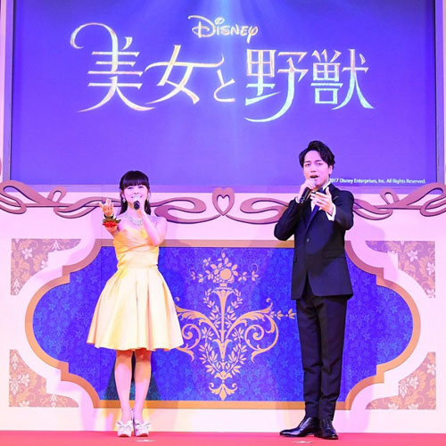 ベル役の声を演じる昆夏美（左）と野獣役の声を演じる山崎育三郎（右）