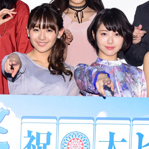 浅川梨奈（左）と浜辺美波（右）