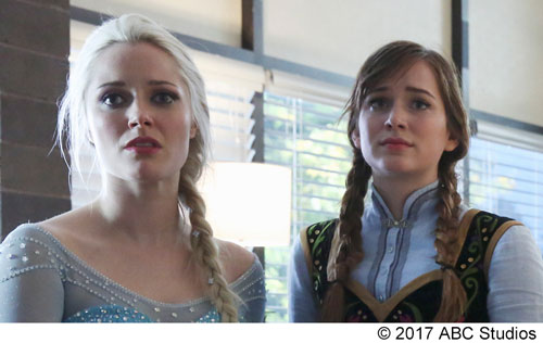 『ワンス・アポン・ア・タイム シーズン4』に登場する『アナ雪』のエルサとアナ
(C) 2017 ABC Studios