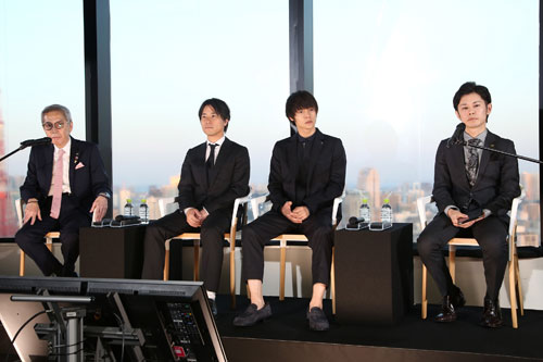 左から松竹の大角正常務取締役、萩原健太郎監督、窪田正孝、永江智大プロデューサー