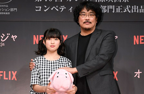 『オクジャ／okja』来日イベント時のポン・ジュノ監督（右）と主演アン・ソヒョン（左）