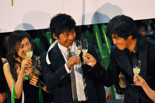 映画のヒットを願って乾杯するキャストたち。左から天海祐希、織田裕二、佐藤浩市