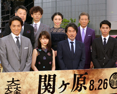 前列左から平岳大、有村架純、役所広司、東出昌大。後列左から原田眞人監督、滝藤賢一、伊藤歩、西岡徳馬