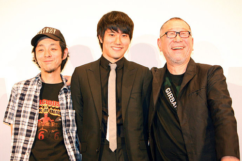 左から、脚本の宮藤官九郎、松山ケンイチ、崔洋一監督
