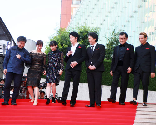 左から是枝裕和監督、斉藤由貴、広瀬すず、福山雅治、役所広司、吉田鋼太郎、満島真之介