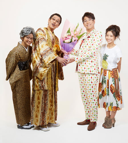 結婚を発表した古坂大魔王と安枝瞳夫妻と祝福するピコ太郎夫妻