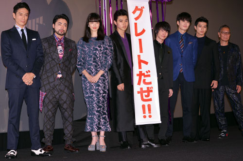 左から伊勢谷友介、山田孝之、小松菜奈、山崎賢人、神木隆之介、岡田将生、新田真剣佑、三池崇史監督