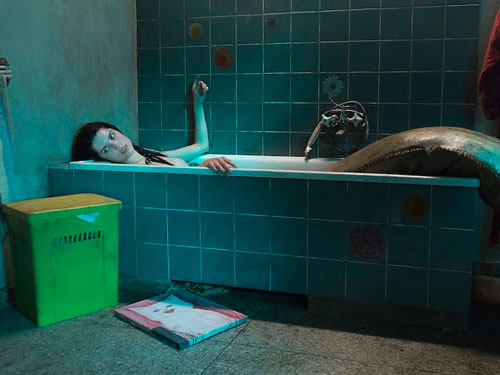 人魚が風呂桶に入っているシュールな写真、『ゆれる人魚』ってどんな映画？