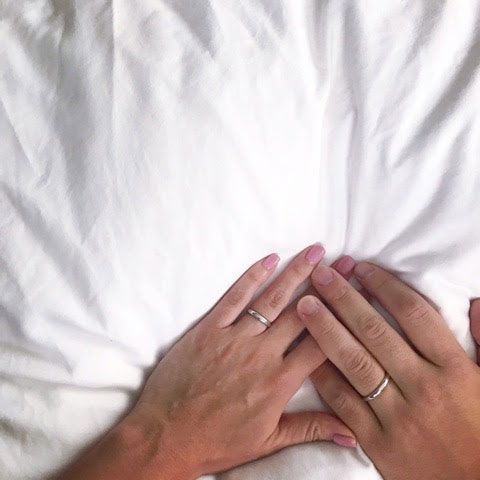 結婚指輪をはめた2人の手の写真。藤後夏子オフィシャルブログより