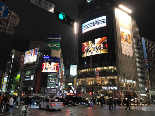 渋谷で大型ビジョン5面をジャックした東方神起