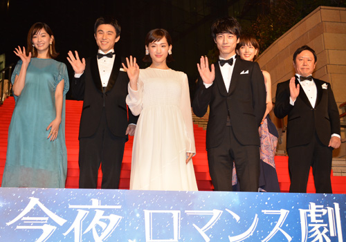 左から石橋杏奈、中尾明慶、綾瀬はるか、坂口健太郎、本田翼、武内英樹監督