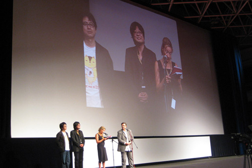 ロカルノ映画祭で舞台挨拶に立つキャラクター・デザインの貞本義行（左）と細田守監督（左から2人目）