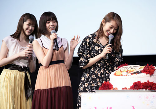 桜井玲香（右）のバースデーをサプライズ祝福する西野七瀬（中央）と松村沙友理（左）