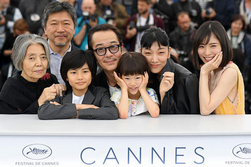 カンヌ国際映画祭にて。左から樹木希林、是枝裕和監督、城桧吏、リリー・フランキー、佐々木みゆ、安藤サクラ、松岡茉優