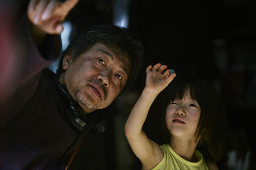 『万引き家族』撮影中の是枝裕和監督と子役の佐々木みゆ
