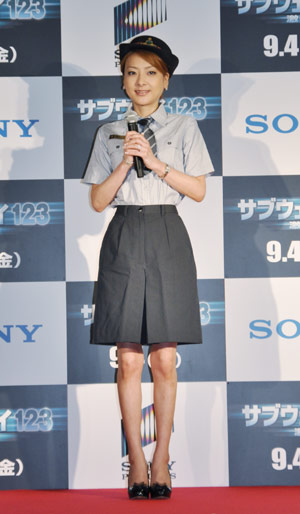 都営地下鉄の制服姿で美脚を披露した西川史子