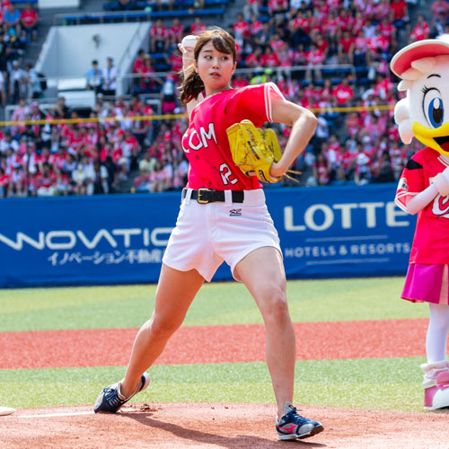 稲村亜美、始球式で自己最速狙うもまさかの大暴投！