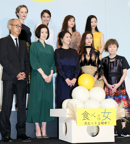 前列左から生野慈朗監督、鈴木京香、小泉今日子、沢尻エリカ、筒井ともみ。後列左からシャーロット・ケイト・フォックス、広瀬アリス、前田敦子、壇蜜