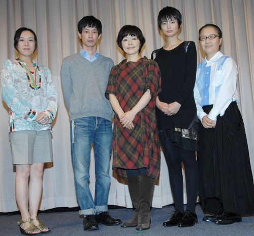 左から大森美香監督、加瀬亮、小林聡美、伽奈、もたいまさこ